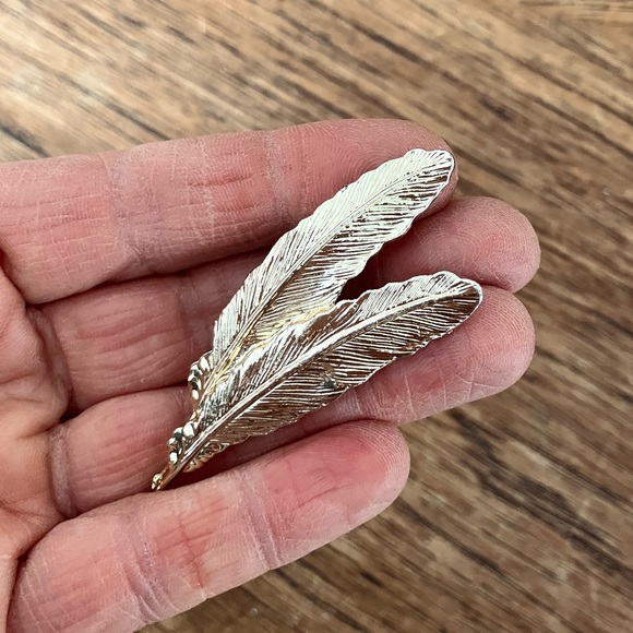 🤩🥳Gerry’s 1960’s Gold Bird Feather Brooch Pin🎉Host Pick - Picture 4 of 8